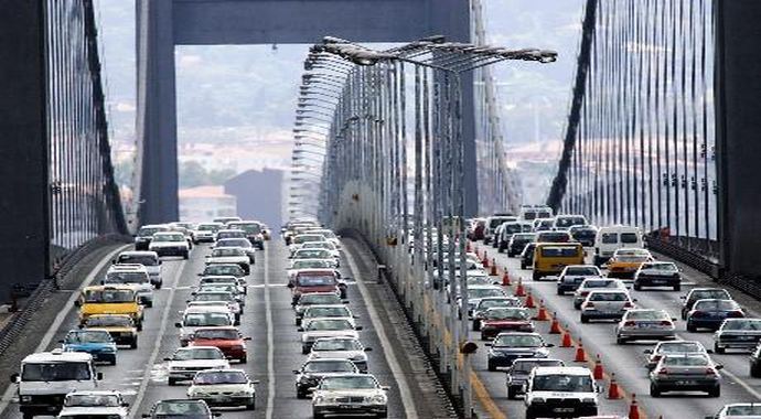 Tem'de eylem, kamyoncular trafiği kapattı Tem'de eylem, kamyoncular trafiği kapattı