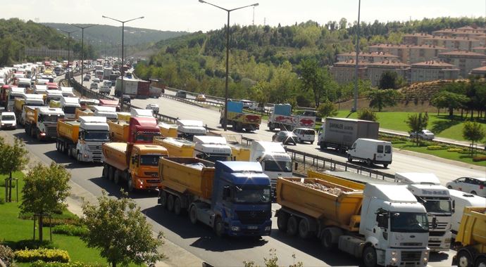 Kamyoncuların eylemi İstanbul trafiğini felç etti Kamyoncuların eylemi İstanbul trafiğini felç etti