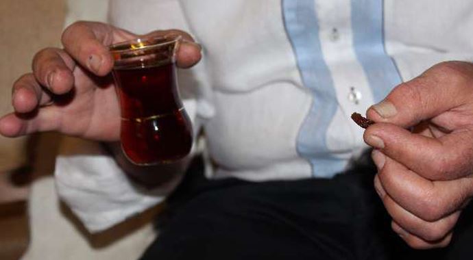 Çayın yanına şeker yerine kuru üzüm Çayın yanına şeker yerine kuru üzüm