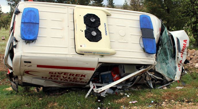 Ambulans kaza yaptı, 5 yaralı Ambulans kaza yaptı, 5 yaralı