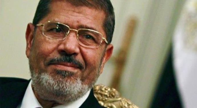 Darbeci Mısır yönetimi Mursi'yi ceza mahkemesine sevk etti Darbeci Mısır yönetimi Mursi'yi ceza mahkemesine sevk etti
