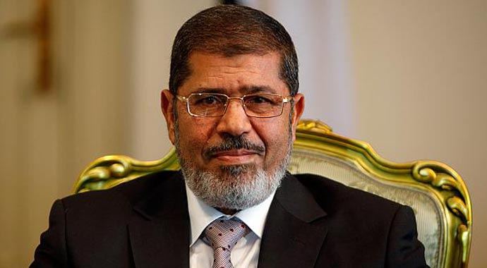 Muhammed Mursi, ceza mahkemesine sevk edildi Muhammed Mursi, ceza mahkemesine sevk edildi