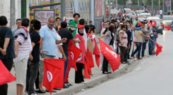 Tunus'ta hükümet istifaya çağrılıyor