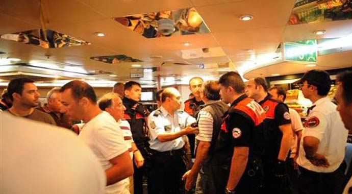 Bandırma'da yolcular feribottan zorla indirildi