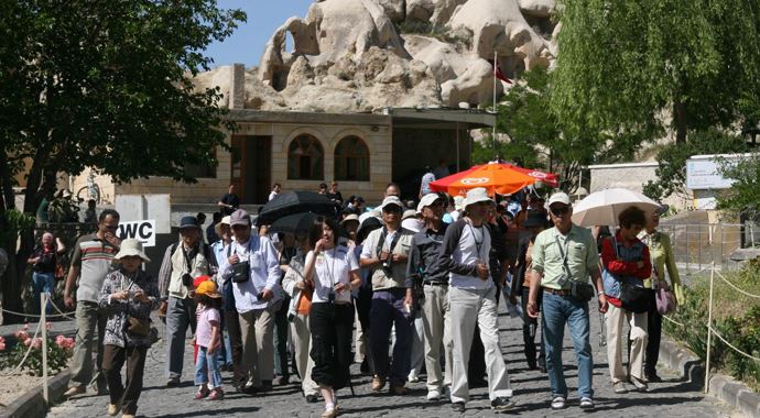 Öldürülen Japon turist için anma yürüyüşü