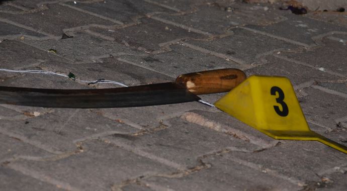 Parkta oturan gençlere pompalıyla saldırdı
