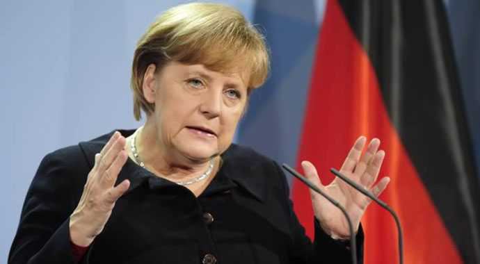 Seçim öncesi Merkel'in heykeli yenilendi Seçim öncesi Merkel'in heykeli yenilendi