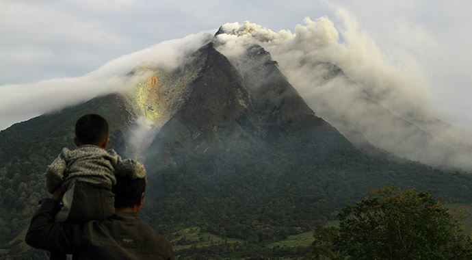 Sinabung Yanardağ'ı tehlike saçıyor Sinabung Yanardağ'ı tehlike saçıyor
