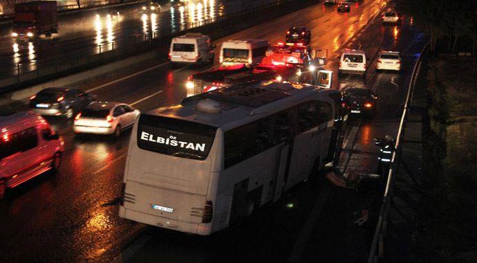 Ataşehir'de feci kaza, yolcu otobüsü durağa daldı Ataşehir'de feci kaza, yolcu otobüsü durağa daldı