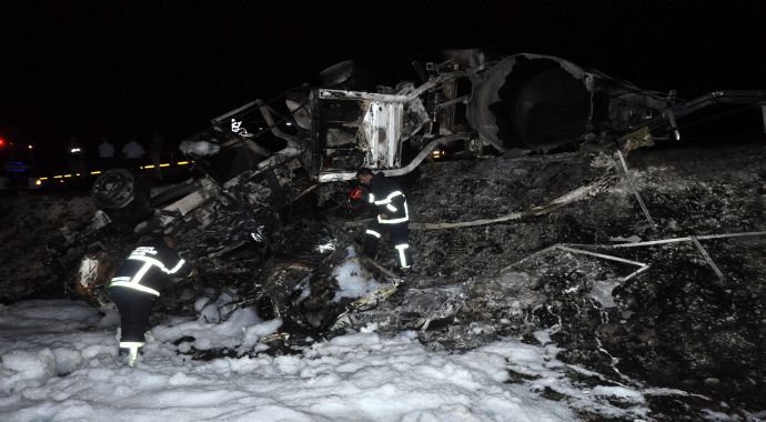 Akaryakıt yüklü tanker kamyona çarptı, 1 ölü