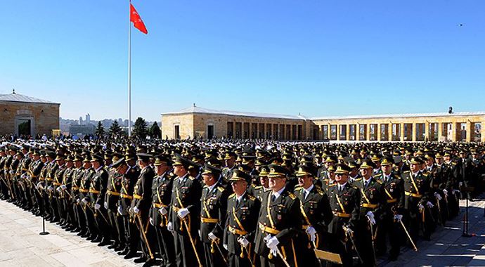 Anıtkabir'de 63 yıllık bayrak direği yenilenecek Anıtkabir'de 63 yıllık bayrak direği yenilenecek