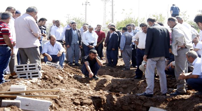 Mardin cezaevi önünde öldürülenler Diyarbakır&#039;da toprağa verildi 