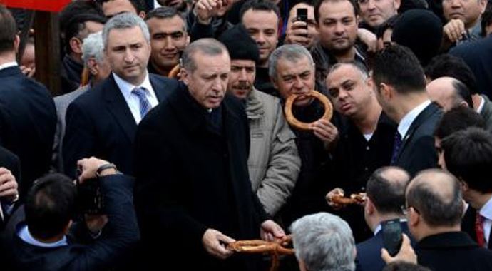 Başbakan, vatandaşa simit dağıttı Başbakan, vatandaşa simit dağıttı