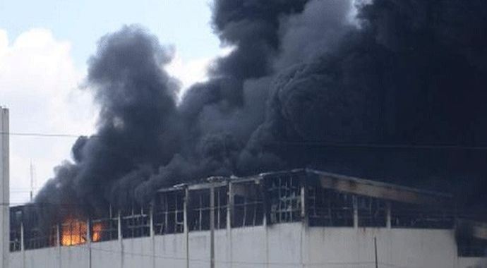Arnavutköy'de kağıt fabrikasında yangın
