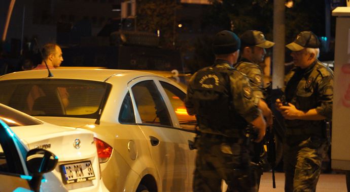 Saldırıyı düzenleyenlerden biri ölü, diğeri yaralı ele geçirildi Saldırıyı düzenleyenlerden biri ölü, diğeri yaralı ele geçirildi