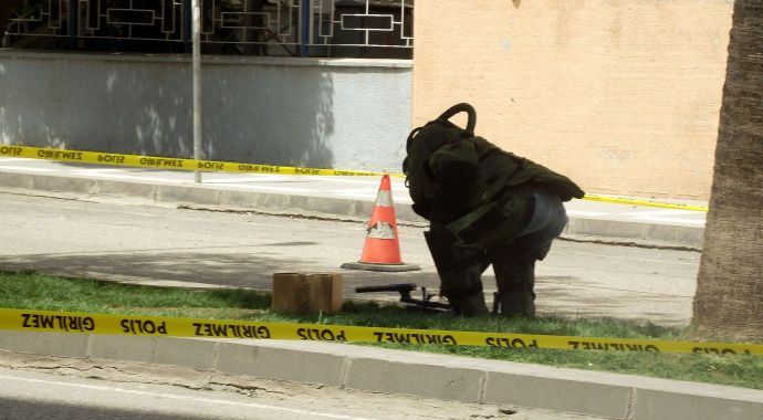  AVM önünde şüpheli paket alarmı