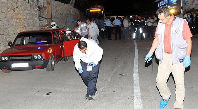 'Dur' ihtarına uymayan araca ateş açan polis gözaltında 'Dur' ihtarına uymayan araca ateş açan polis gözaltında