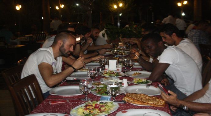 Mersin İdmanyurdulu futbolculara moral yemeği Mersin İdmanyurdulu futbolculara moral yemeği