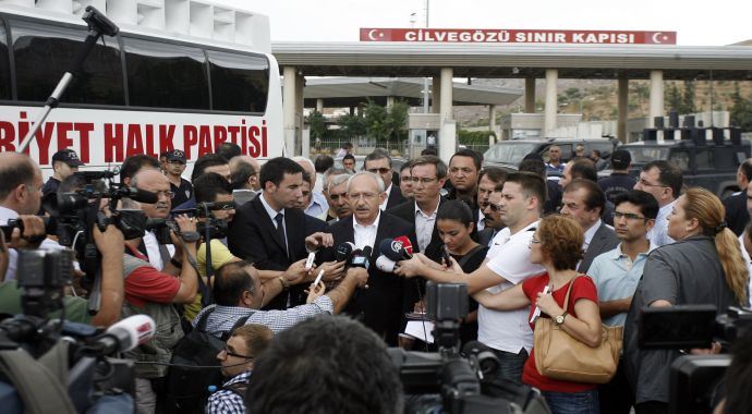 Kılıçdaroğlu Cilvegözü Sınır Kapısı'nda incelemelerde bulundu Kılıçdaroğlu Cilvegözü Sınır Kapısı'nda incelemelerde bulundu
