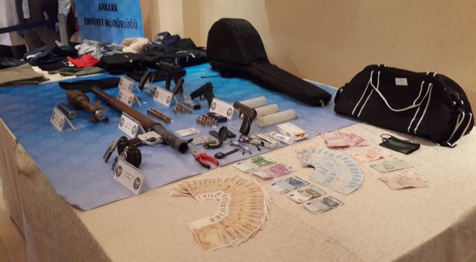 Teröristlerin üzerinden cephane çıktı Teröristlerin üzerinden cephane çıktı