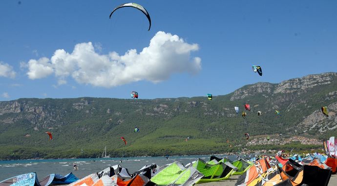 Kiteboard Course Race devem ediyor Kiteboard Course Race devem ediyor