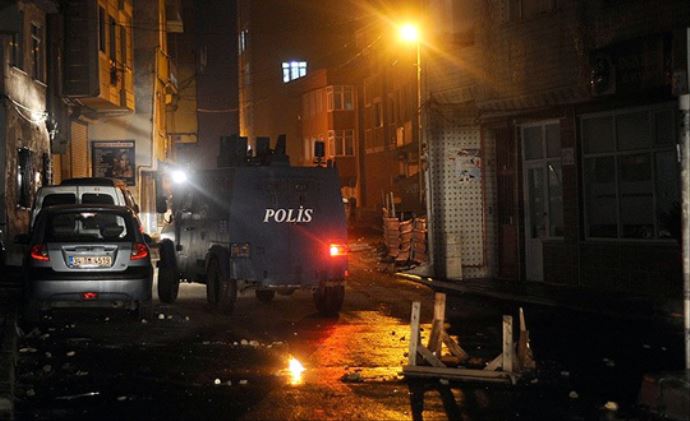 Okmeydanı&#039;nda polise molotoflu saldırı