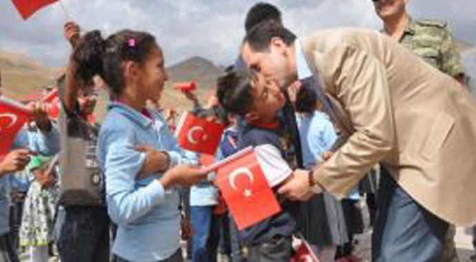 Vali Kalkan, bayraklarla karşılanıyor Vali Kalkan, bayraklarla karşılanıyor