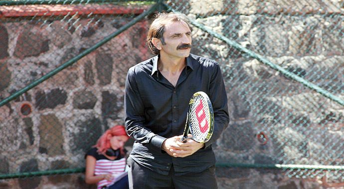 Gömlek pantolon tenis maçı, bu da Memati stili Gömlek pantolon tenis maçı, bu da Memati stili