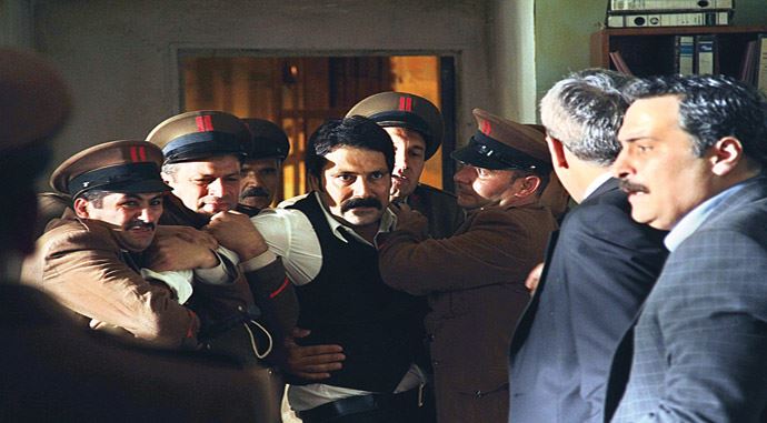 Tatar Ramazan'da bu hafta Ekrem, Savcı Ömer sayesinde kurtuluyor Tatar Ramazan'da bu hafta Ekrem, Savcı Ömer sayesinde kurtuluyor