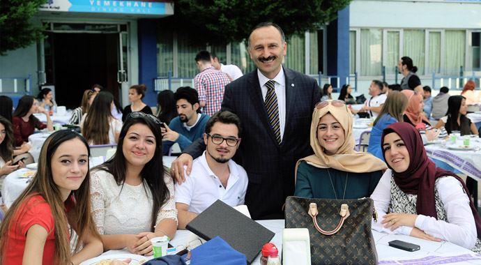 İhlas Koleji mezunları pilav gününde İhlas Koleji mezunları pilav gününde