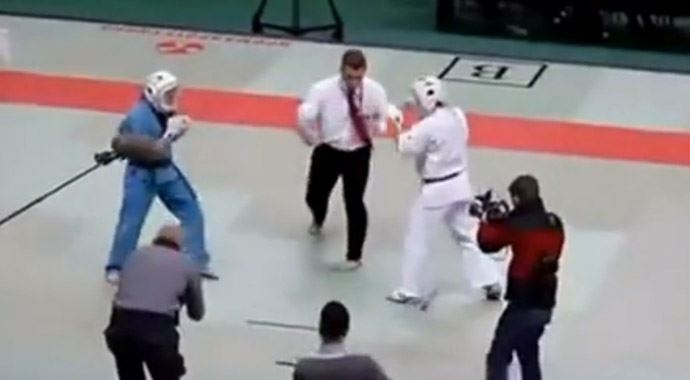 Karate hakemi müsabakaya damga vurdu Karate hakemi müsabakaya damga vurdu