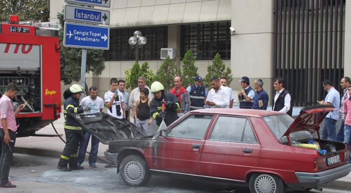 LPG'li araç yangını paniğe neden oldu LPG'li araç yangını paniğe neden oldu
