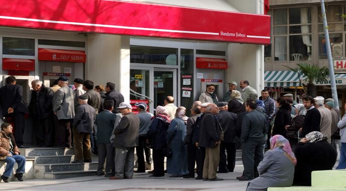 Emeklilere yılbaşında ek para müjdesi Emeklilere yılbaşında ek para müjdesi