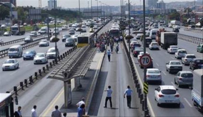 Şüpheli paket E-5'i kilitledi Şüpheli paket E-5'i kilitledi