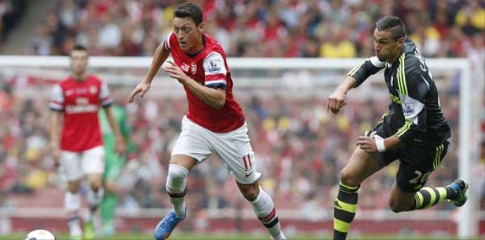 Arsenal&#039;i Mesut Özil sırtlıyor