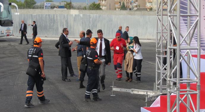 Başbakanın mitinginde, sağlık ekibine saldırı Başbakanın mitinginde, sağlık ekibine saldırı