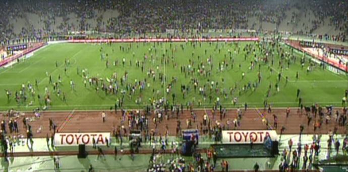 Melo&#039;ya kırmızı kart çıktı, taraftar sahaya girdi