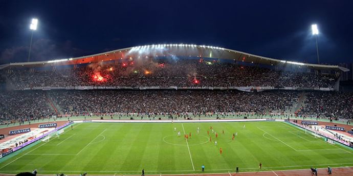 Olimpiyat Stadı&#039;nda olaylar çıktı, taraftar sahaya indi