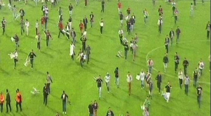Beşiktaş-Galatasaray derbisi tatil edildi Beşiktaş-Galatasaray derbisi tatil edildi