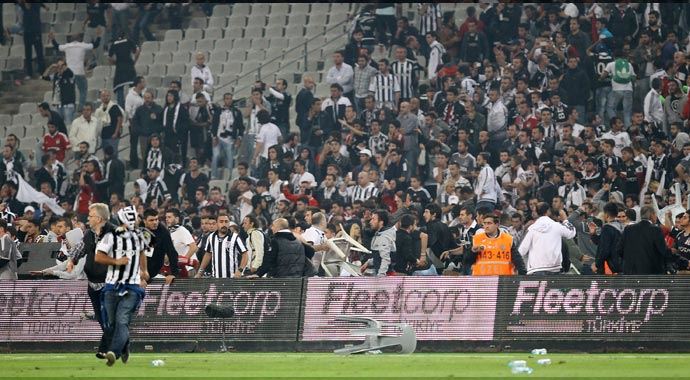 Olimpiyat Stadı'ndaki olaylı derbi tatil edildi Olimpiyat Stadı'ndaki olaylı derbi tatil edildi