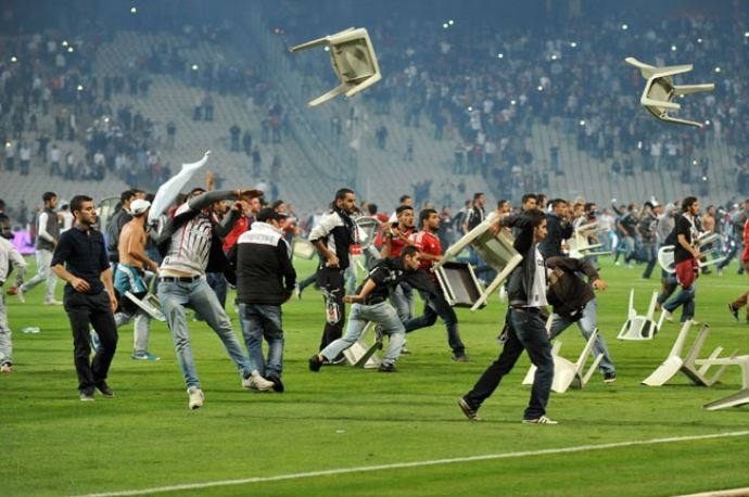 Beşiktaş-Galatasaray maçı tatil edildi Beşiktaş-Galatasaray maçı tatil edildi