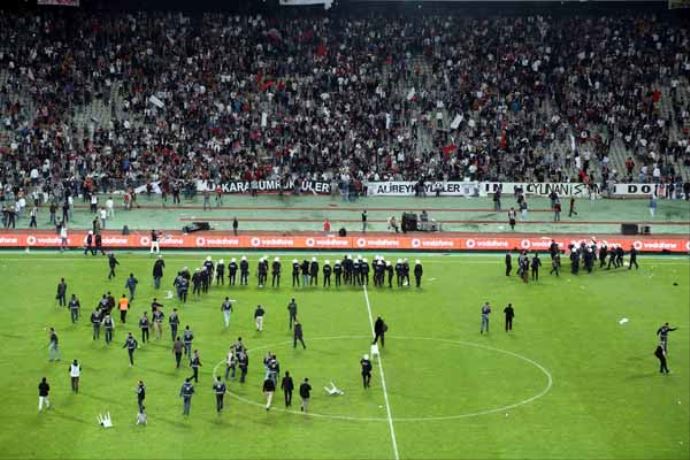 Derbide neler oldu, maç neden tatil edildi Derbide neler oldu, maç neden tatil edildi