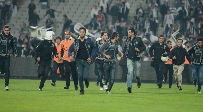 Derbide olay çıkaran taraftarlar gözaltına alınıyor Derbide olay çıkaran taraftarlar gözaltına alınıyor