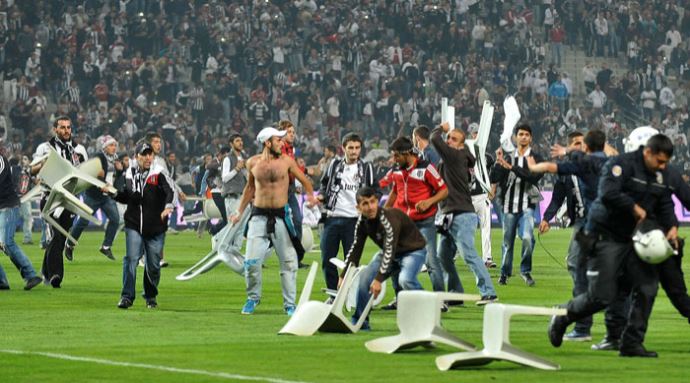 Derbi maçında gözaltına alınanlarla ilgili karar verildi Derbi maçında gözaltına alınanlarla ilgili karar verildi