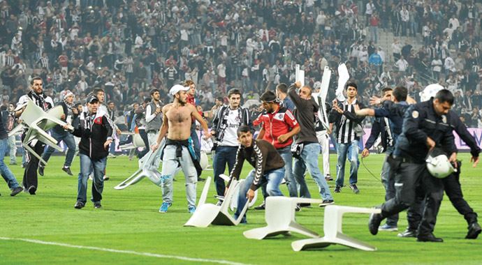 İspanyol basını, Taraftar vandalizmi Türk futboluna zarar veriyor İspanyol basını, Taraftar vandalizmi Türk futboluna zarar veriyor