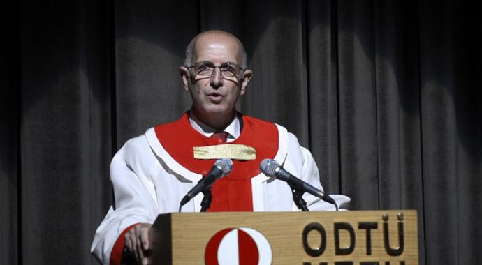 ODTÜ Rektörü, 'Siyasetçiler örnek olmalı' ODTÜ Rektörü, 'Siyasetçiler örnek olmalı'
