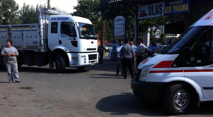 Kamyon, yayanın üzerinden geçti