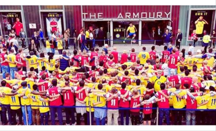 Arsenal taraftarının 'Ö' harfi çılgınlığı