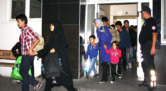 Ayvalık'ta 16 kaçak göçmen yakalandı