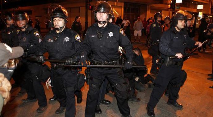 Amerikan polisi kovaladığı şüpheliyi ezdi